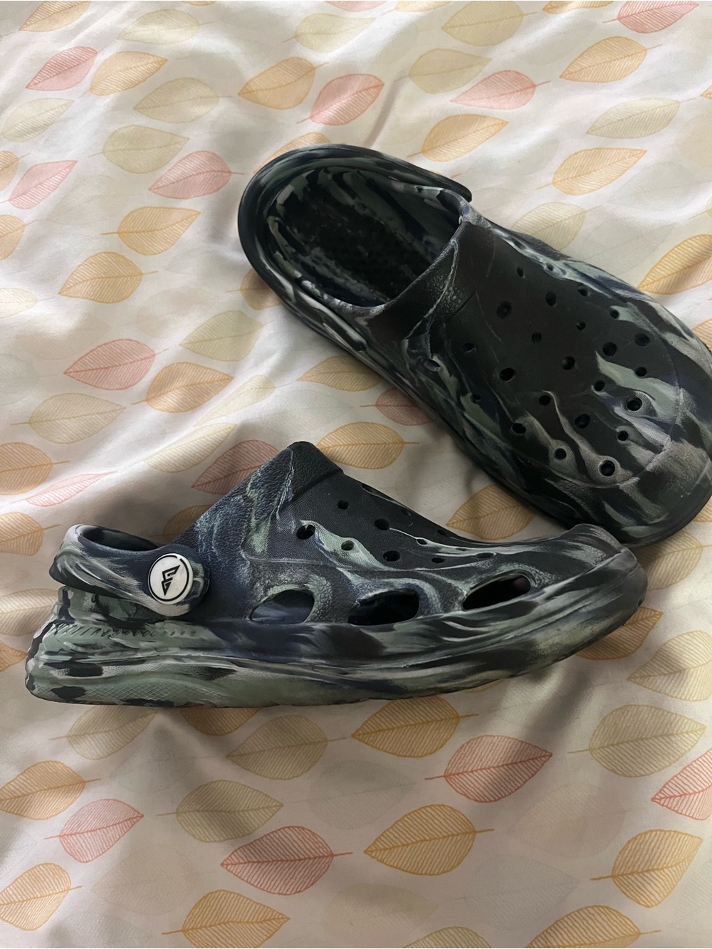 Kids light weight foam slip on shoes, size 33